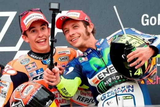 Bos Ducati Minta Valentino Rossi dan Marc Marquez Baikan - GenPI.co