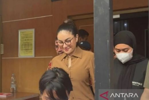 Didakwa Peras Reza Gladys Rp 4 Miliar, Nikita Mirzani: Yang Dibacakan JPU Halusinasi - GenPI.co