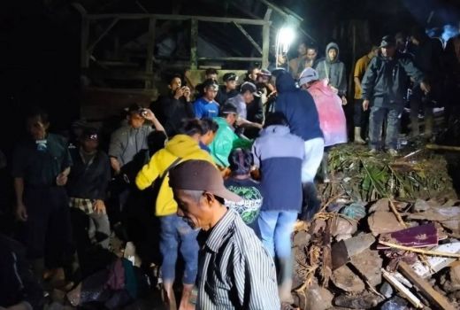 Hujan Deras Terjang Rumah di Garut, 1 Keluarga Tewas Tertimbun Longsor - GenPI.co