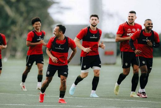 Latihan Perdana Bali United, Johnny Jansen Jajaki Kualitas Pemain - GenPI.co
