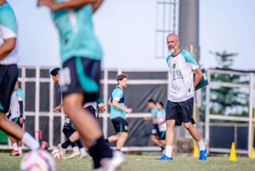 Pelatih Persebaya Surabaya Eduardo Perez Fokus Kembalikan Fisik Pemain - GenPI.co