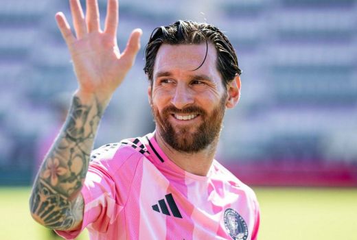 Lionel Messi Main Sama Patung, Kata Zlatan Ibrahimovic - GenPI.co