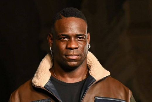 Karier Sepak Bola Meredup, Mario Balotelli Jadi Model di Paris Fashion Week - GenPI.co
