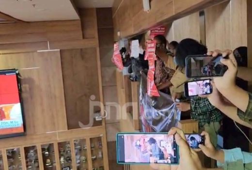 Fadli Zon saat Rapat Didemo, Massa Minta Proyek Penulisan Ulang Sejarah Dihentikan - GenPI.co