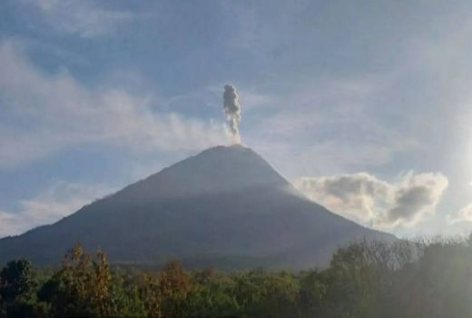 Status Gunung Ile Lewotolok Naik ke Siaga, Warga Diminta Waspada - GenPI.co