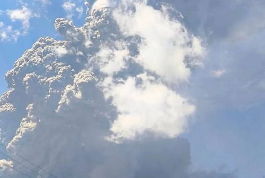 Gunung Lewotobi Laki-Laki Erupsi Setinggi 18.000 M, Aktivitas Dilarang Radius 7 Km - GenPI.co