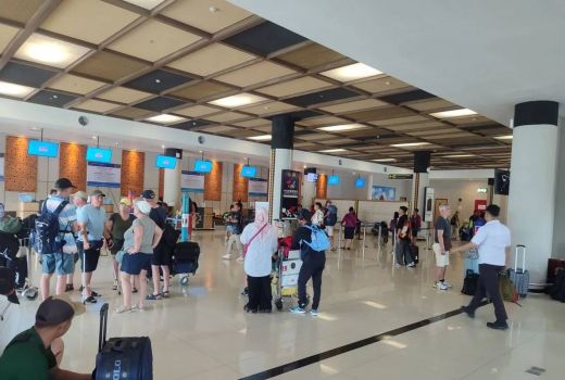 Abu Erupsi Gunung Lewotobi Laki-Laki Paksa Bandara Komodo Tutup dan Penerbangan Batal - GenPI.co