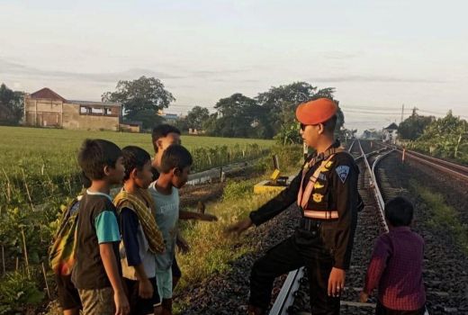 KAI Peringatkan Bahaya Bermain di Sekitar Rel Kereta - GenPI.co