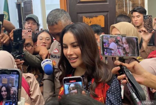 Ribut dengan Reza Gladys, Nikita Mirzani: Gelar Bisa Dibeli - GenPI.co