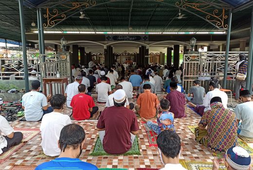 MUI Izinkan Saf Salat Kembali Dirapatkan, Alhamdulillah! - GenPI.co