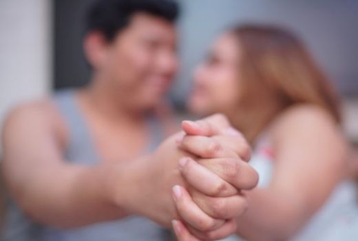 Bukan dengan Fisik, 5 Cara Wanita Pikat Pria agar Tak Selingkuh - GenPI.co