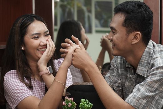 4 Bahasa Tubuh Bisa Rusak Momen Kencan Perdana, Ingat Ladies! - GenPI.co