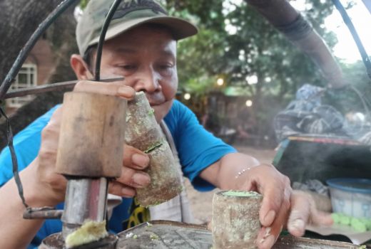 Kue Putu Bambu, Jajanan Tradisional yang Tetap Eksis - GenPI.co