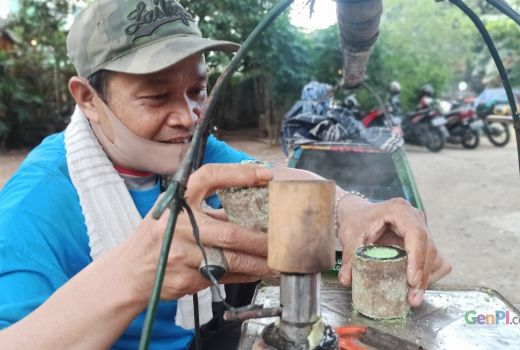 Kuliner Kue Putu Bambu Rasanya Mantap, Bisnisnya Kian Meningkat - GenPI.co
