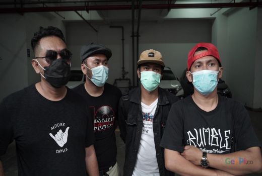 Komunitas Outsiders Setia Temani Jerinx SID Sidang di PN Jakpus - GenPI.co
