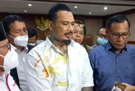 Kemeja Jerinx SID saat Sidang Jadi Sorotan, Ada Gambar Naga Emas! - GenPI.co