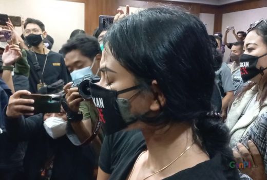 Jerinx SID Divonis 1 Tahun, Nih Reaksi Nora Alexandra di Sidang - GenPI.co