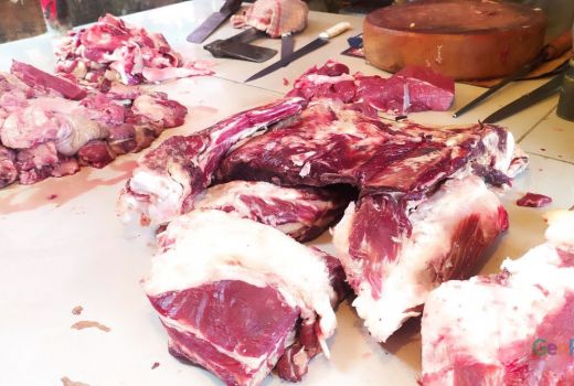 Pedagang di Pasar Pesing Mengeluh Harga Daging Sapi Tinggi - GenPI.co