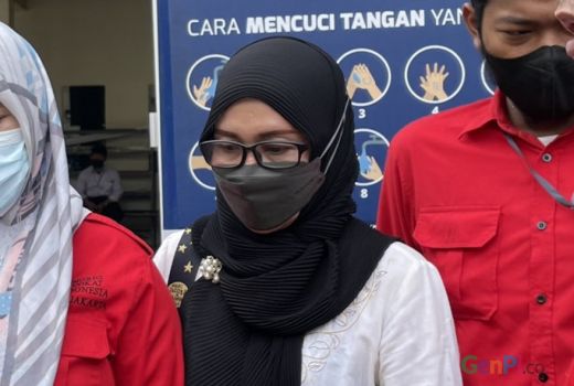 Berlinang Air Mata, Ibunda Adam Deni Minta Maaf ke Ahmad Sahroni - GenPI.co