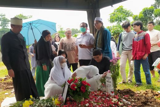 Ayah April Jasmine Meninggal Dunia, Ustaz Solmed: Pasti Berat - GenPI.co