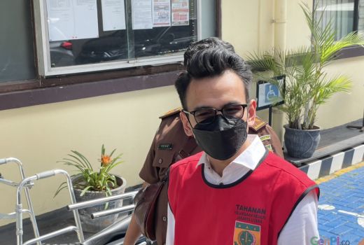 Ditemani Sang Ibu dan Kekasih, Adam Deni Jalani Sidang Tatap Muka - GenPI.co