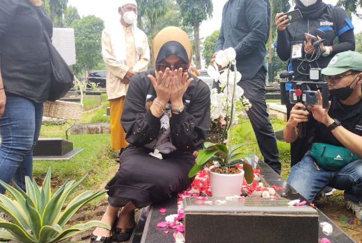 Memasuki Ramadan, Angelina Sondakh Berziarah ke Makam Sang Suami - GenPI.co