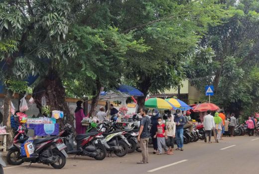 Jualan Depan TPU, Pedagang Jajanan Raup Keuntungan Jutaan Rupiah - GenPI.co