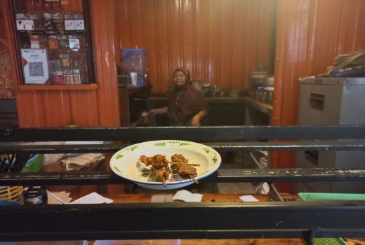 Warisi Semangat Ayah, Mbak Yuni Bisnis Angkringan, Omzet Jutaan - GenPI.co