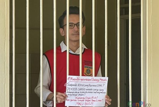 Di Balik Jeruji Besi, Adam Deni Bawa Kertas Berisi Sindiran - GenPI.co