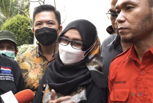 Ibu Adam Deni Rela Begini Supaya Ahmad Sahroni Maafkan Putranya - GenPI.co