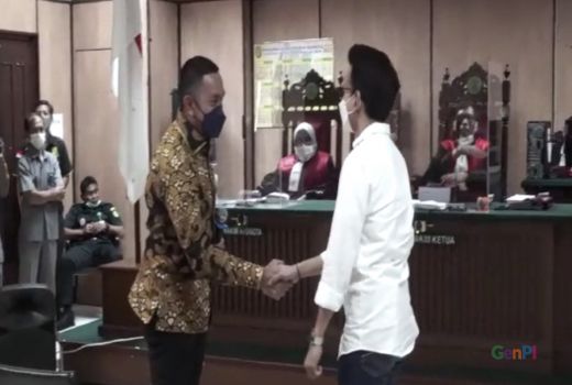 Tak Hanya Hadiri Sidang Adam Deni, Ahmad Sahroni Juga Lakukan Ini - GenPI.co
