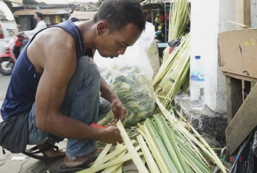 PPKM Diperlonggar, Pedagang Kulit Ketupat Meraih Berkah - GenPI.co