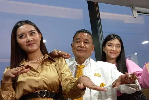 Sudah Punya Puluhan Aspri Cantik, Hotman Paris Belum Merasa Cukup - GenPI.co