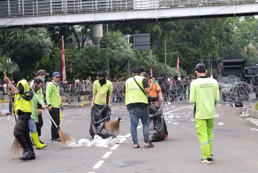 Sampah Plastik Berserakan usai Massa Demo Tinggalkan Patung Kuda - GenPI.co