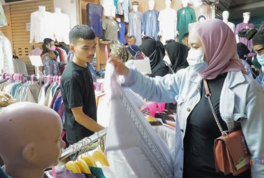 Berkah Ramadan, Omzet Pedagang Pakaian Melejit, Alhamdulillah - GenPI.co