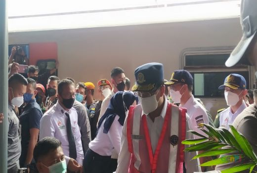 Budi Karya Bagikan Masker ke Penumpang di Stasiun Pasar Senen - GenPI.co