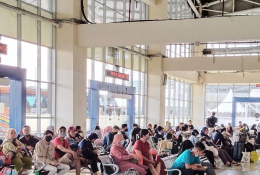 Mudik Dilonggarkan, Penumpang Terminal Pulo Gebang Melonjak - GenPI.co