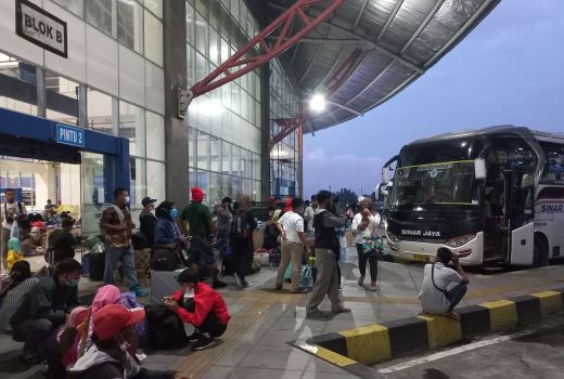 H-5 Lebaran, Terminal Pulo Gebang Mulai Dipadati Pemudik - GenPI.co