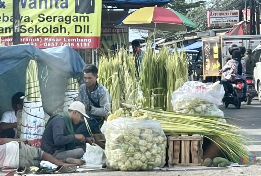 Jelang Lebaran, Pedagang Kulit Ketupat Mendadak Digeruduk Warga - GenPI.co