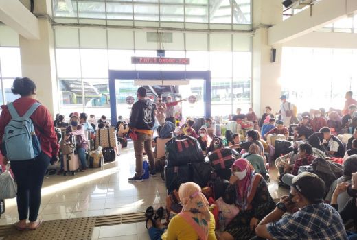 Puncak Arus Mudik, Ini Kondisi Terminal Pulo Gebang, Ramai Banget - GenPI.co