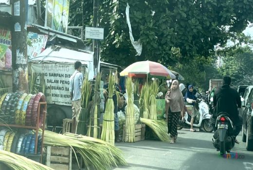 Pedagang Kulit Ketupat Mulai Ramai di Pasar Lembang Ciledug - GenPI.co