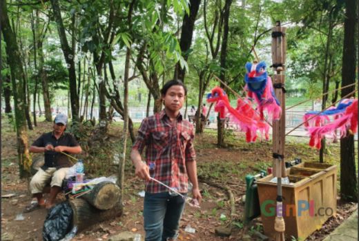 Gelembung Sabun Laris Manis diburu Bocil di Taman Kota Tangsel - GenPI.co