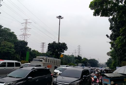 Imbas One Way, Jalan Arteri Menuju Bekasi Dikepung Macet - GenPI.co