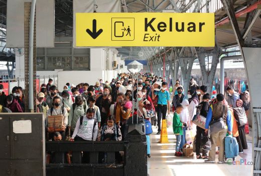 Puncak Arus Balik 2022, Stasiun Pasar Senen Masih Ramai Pemudik - GenPI.co