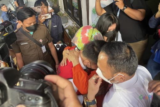 Divonis 4 Tahun Penjara, Adam Deni Tiba-tiba Bisikan Sang Ibu - GenPI.co
