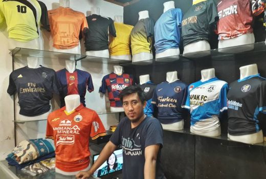 Bagaimana Cara agar Sablon pada Jersey Tidak Cepat Rusak? - GenPI.co