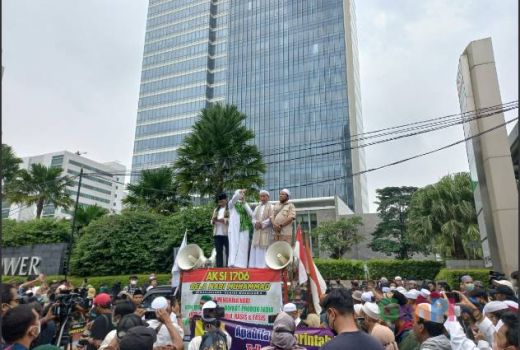 Demo Diguyur Hujan, Menantu Habib Rizieq Tolak Dipayungi - GenPI.co
