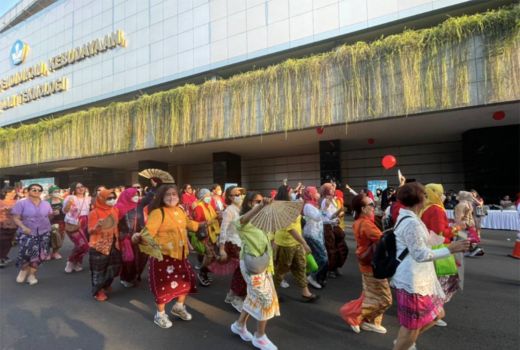 CFD Sudirman Dipenuhi Emak-emak Berkebaya, Ada Apa Ya? - GenPI.co