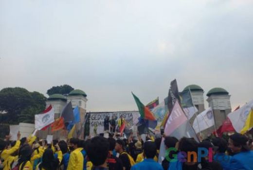 Demo DPR, Mahasiswa Malah Curhat Soal Skripsi - GenPI.co