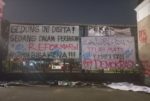 Penampakan Terbaru Gedung DPR RI Setelah Demo BEM UI - GenPI.co